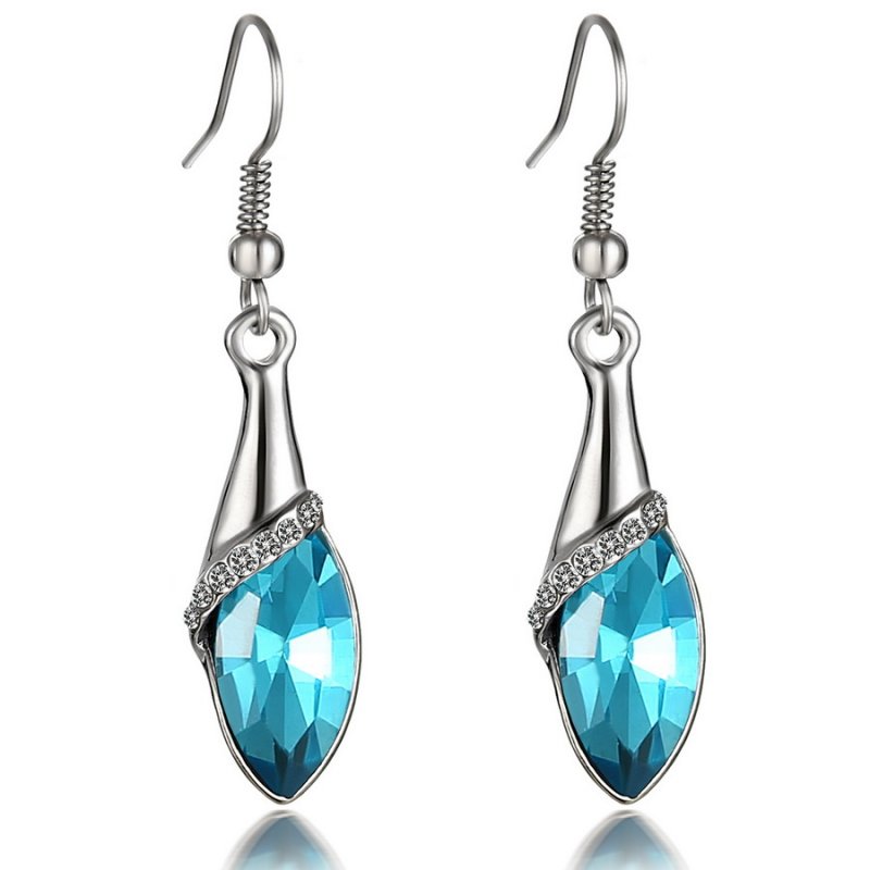 All Listings WOMEN S FASHION DROP EARRINGS AND CHANDELIER EARRINGS. Add a striking finish to outfits with designer drop earrings. Polished suits and blazers join with filigree earrings by Kendra Scott to create an unexpected pairing that turns everyday work attire into something uniquely feminine.